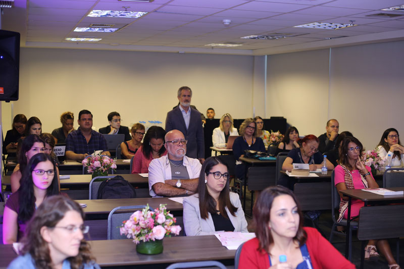 Jornalistas e autoridades acompanham palestras.